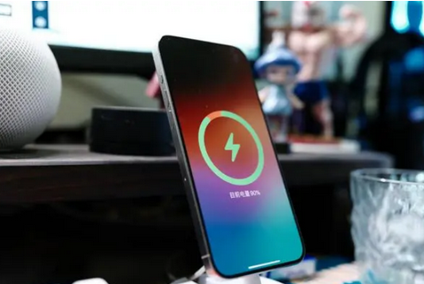 多宝镇苹果15换屏服务分享用什么充电器给iPhone15充电更好 